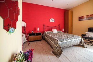 Departamento clásico, balcón | Tabla de planchar con plancha y wifi gratis 