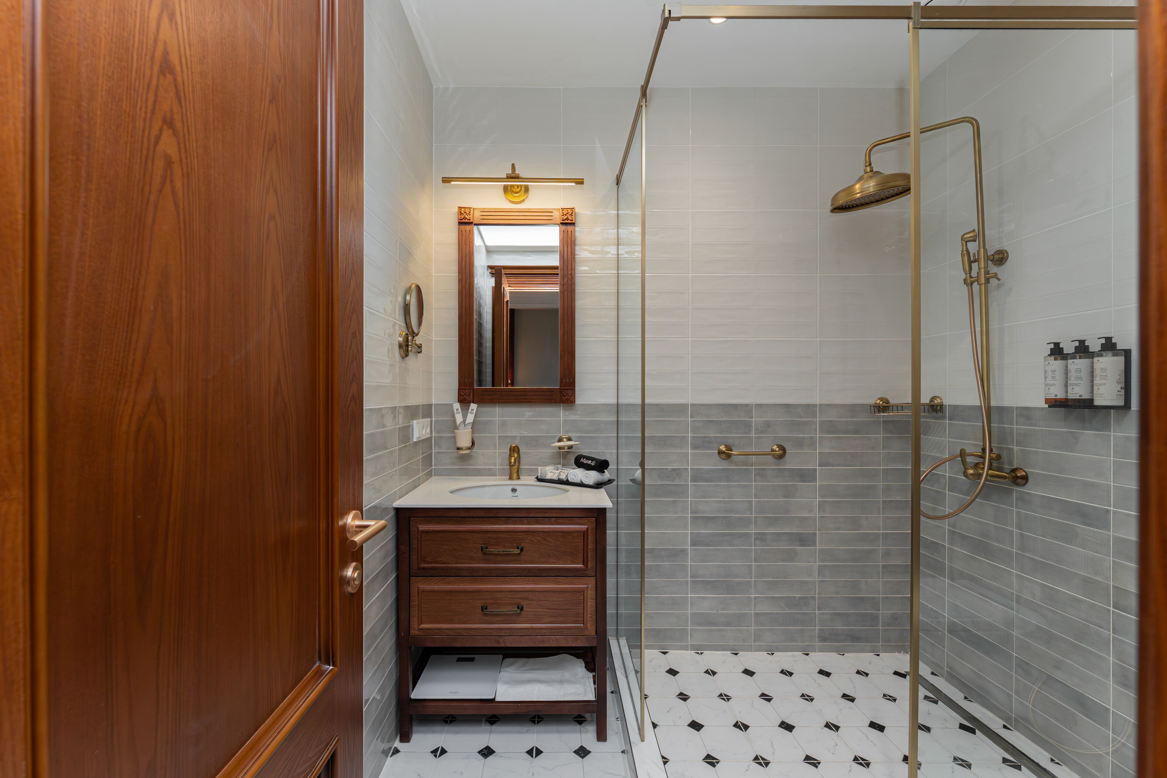 Suite Eksekutif, pemandangan kota | Kamar mandi | Shower, pengering rambut, sandal, dan handuk
