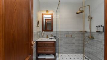 Suite Eksekutif, pemandangan kota | Kamar mandi | Shower, pengering rambut, sandal, dan handuk