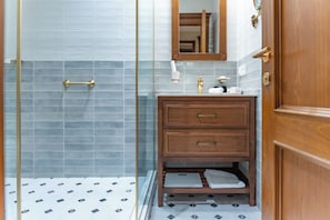 Shower, hair dryer, slippers, towels - Hayasa Hotel Old Yerevan (Yerevan)