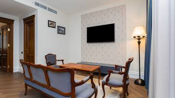 Grand Suite, City View | Living area