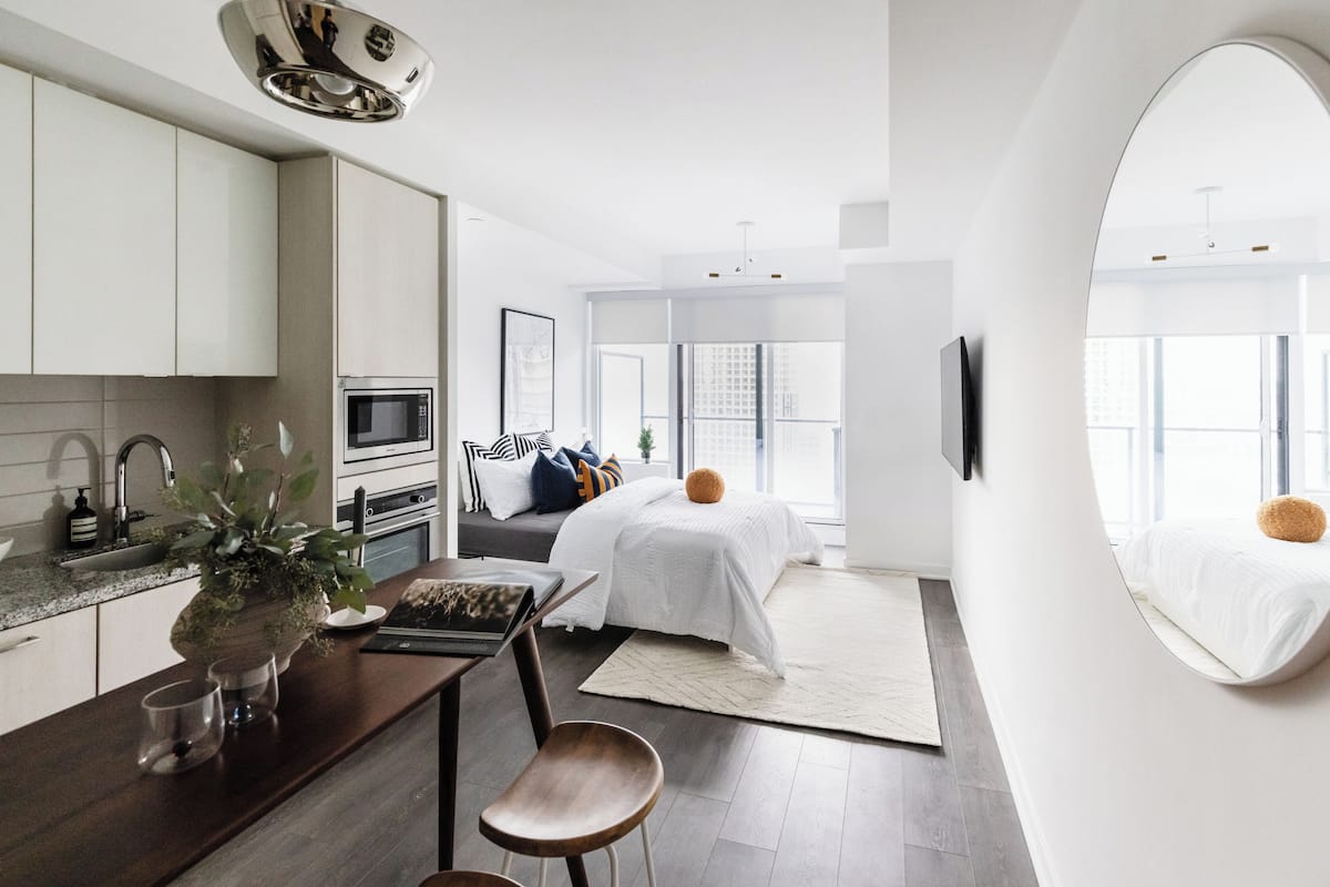 Superior Suite, Non Smoking, City View | In-room dining