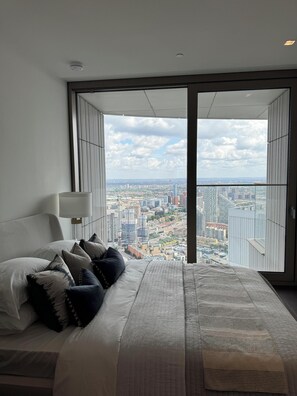 Desk, laptop workspace, free WiFi - The Mercer Atelier Entertainment Toronto (Toronto)