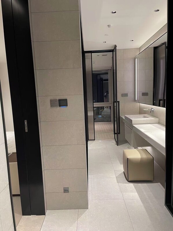 Hair dryer, towels, soap, shampoo - The Mercer Atelier Entertainment Toronto (Toronto)