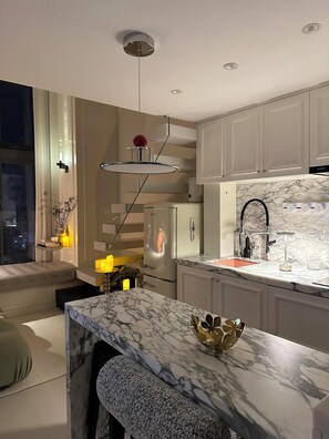Full-size fridge, microwave, oven, stovetop - The Mercer Atelier Entertainment Toronto (Toronto)