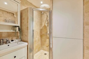 Shower, hair dryer, towels, shampoo - Charming apartment with AC Center of Paris (Paris)