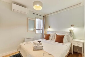 1 bedroom, iron/ironing board, WiFi, bed sheets - Charming apartment with AC Center of Paris (Paris)