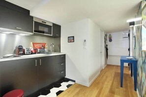 Refrigerador, microondas, cafetera y tetera y tetera eléctrica 