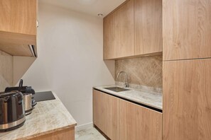Een koelkast, een magnetron, een oven, een kookplaat