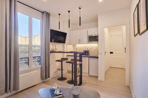 Fridge, microwave, oven, coffee/tea maker - Charming apartment - Buttes Chaumont (Paris)