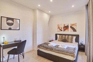 1 chambre, bureau, fer et planche à repasser, Wi-Fi