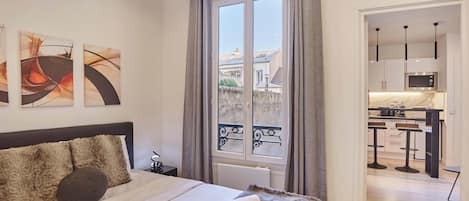 Desk, iron/ironing board, WiFi, bed sheets