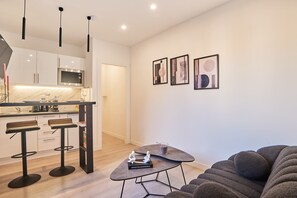 TV, offices - Charming apartment - Buttes Chaumont (Paris)