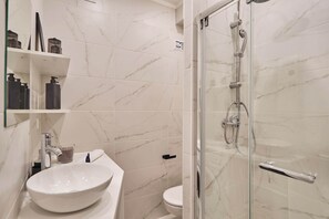Shower, hair dryer, towels, shampoo - Charming apartment - Buttes Chaumont (Paris)