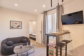 TV, offices - Charming apartment - Buttes Chaumont (Paris)