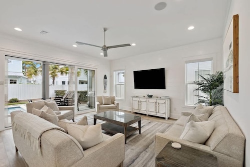 7BR Elegance and Comfort Withpool and Near the Beach