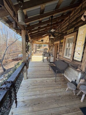 Outdoor dining - Charming Historic Tobacco Barn Serene w/Hot Tub (Tobaccoville)
