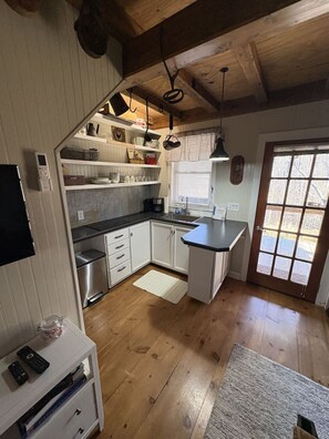 Wasserkocher mit Kaffee-/Teezubehör, Kühlschrank, Mikrowelle, Herdplatte