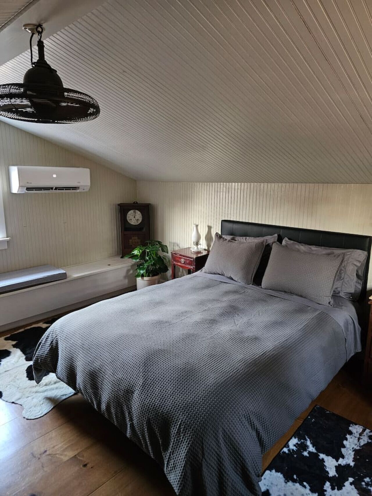 Desk, iron/ironing board, WiFi, bed sheets