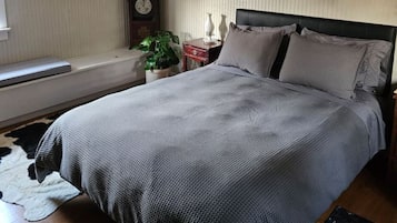 Desk, iron/ironing board, WiFi, bed sheets