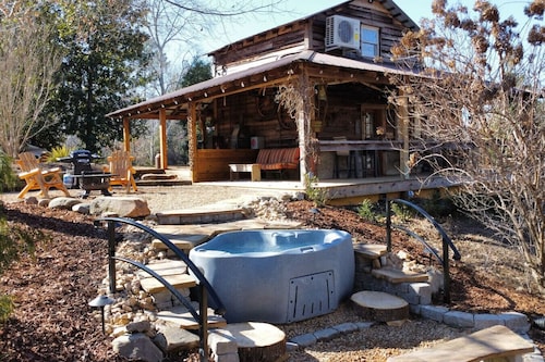 Charming Historic Tobacco Barn Serene w/Hot Tub
