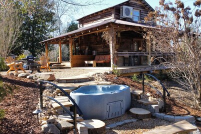 Charming Historic Tobacco Barn Serene w/Hot Tub