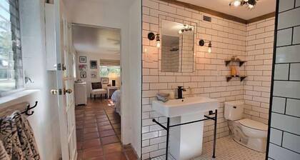 Pet Friendly Firepit Minutes to Beach Sleeps 6