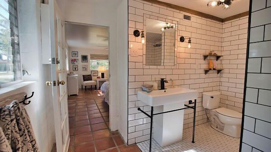 Pet Friendly Firepit Minutes to Beach Sleeps 6