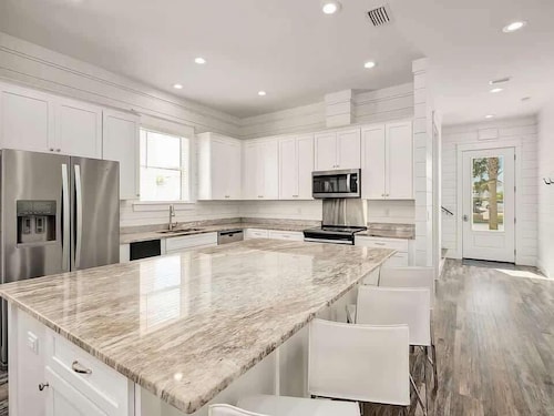 Costal Style 3-story W 7BR and Near the Beach