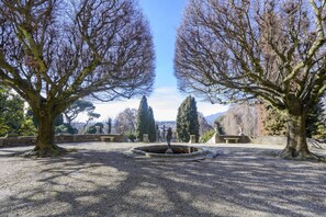 A park with a fountain, trees, and a statue. - VARESE - Old-time villa next to golf course (Varese)
