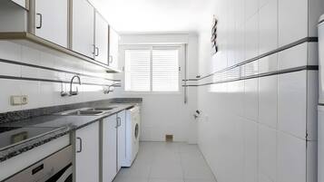 Jääkaappi, mikroaaltouuni, uuni, liesi