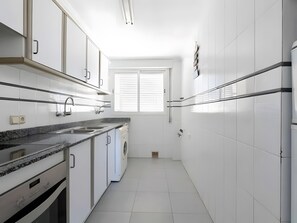 Jääkaappi, mikroaaltouuni, uuni, liesi