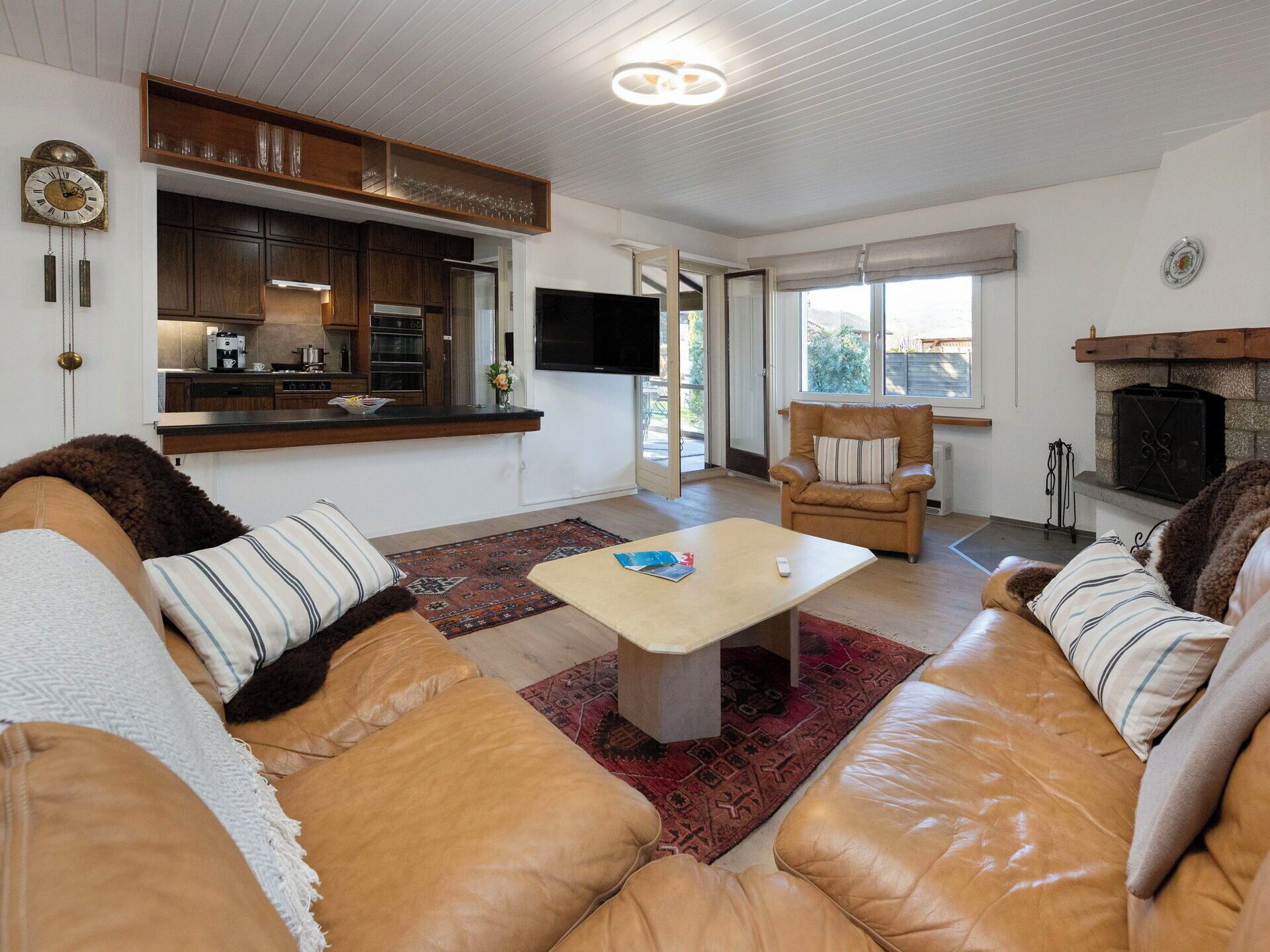 Meubles, Design Intérieur, Canapé, Sol, Sol, Bois, Plafond, Salon, Pièce, Télévision