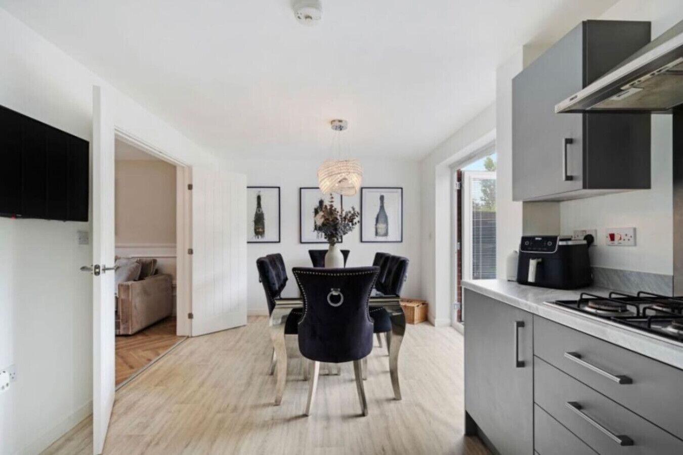 冷蔵庫、電子レンジ、オーブン、コンロ