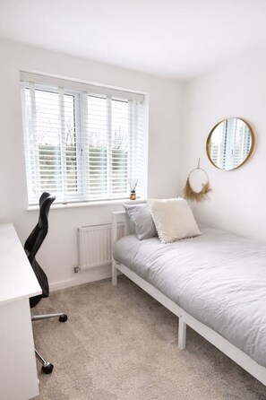 Tabla de planchar con plancha, wifi y ropa de cama 