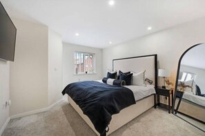 Tabla de planchar con plancha, wifi, ropa de cama