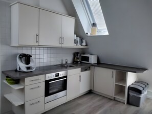 Fridge, microwave, oven, stovetop - Holiday Home “Haus Andrea” with Wi-Fi (Norderney)