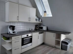 Fridge, microwave, oven, stovetop - Holiday Home “Haus Andrea” with Wi-Fi (Norderney)