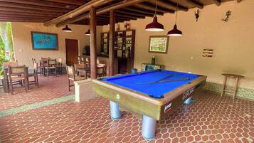 Villa, varias habitaciones, accesible para personas con discapacidad, fumadores | Bar (en el alojamiento)