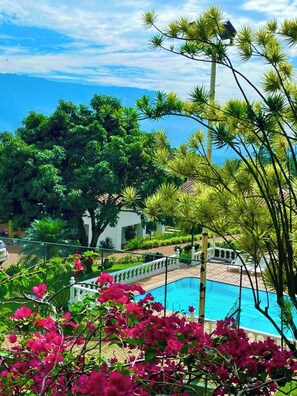 Una piscina al aire libre
