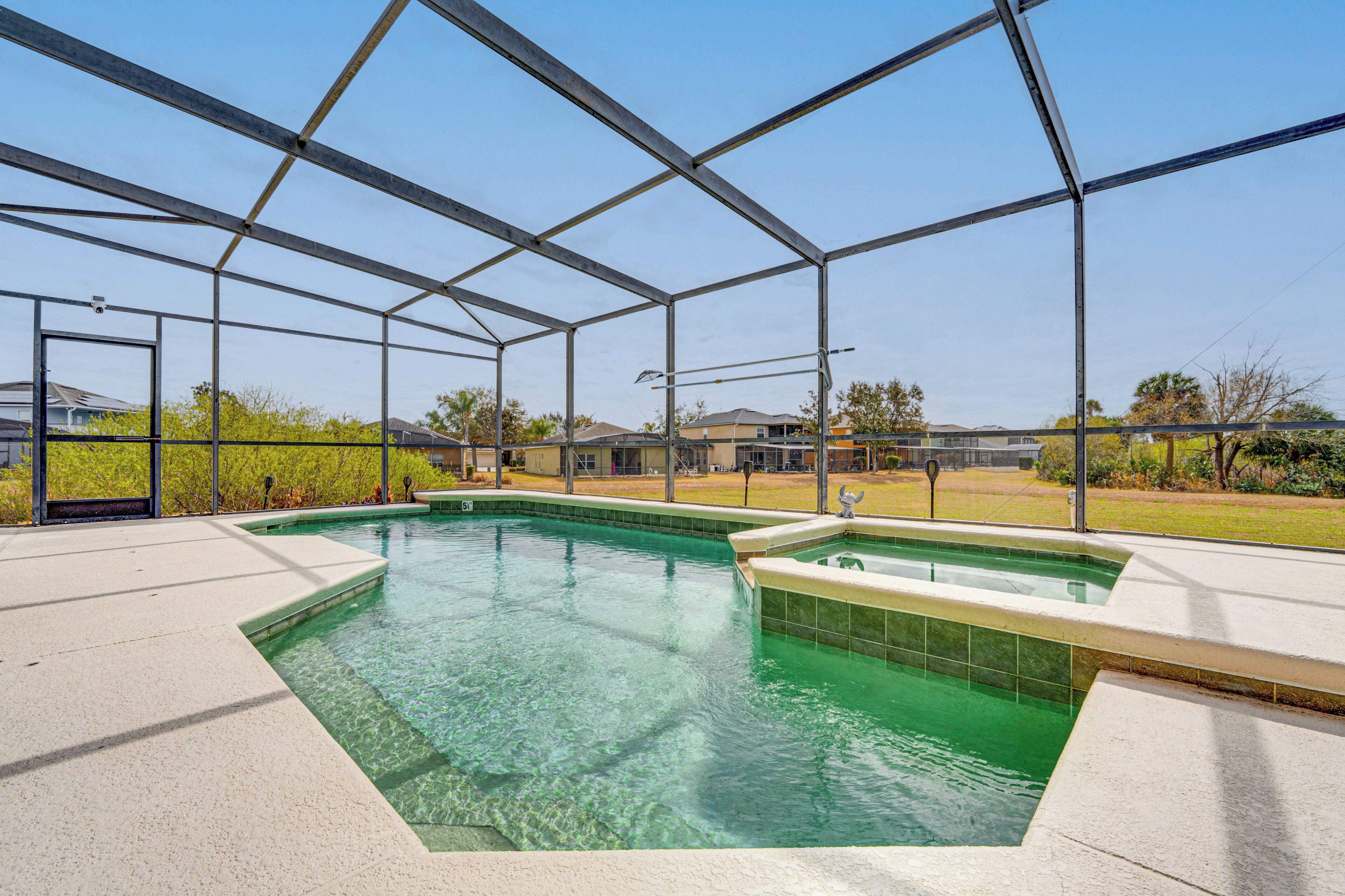 Une piscine dotée d’une structure en métal, entourée d’une terrasse en béton.