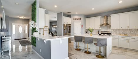 House (5 Bedrooms) | Interior