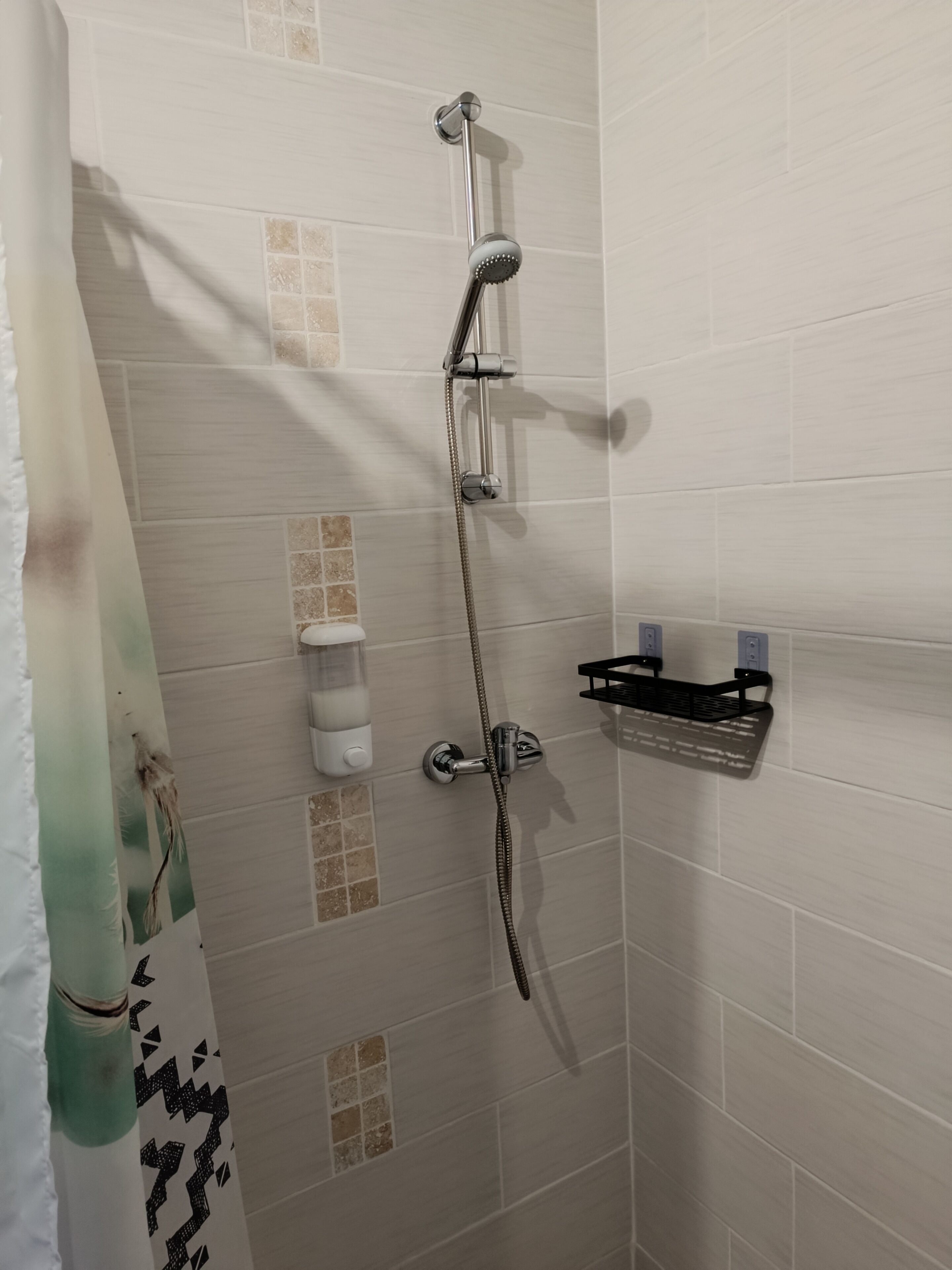 ヘア  ドライヤー、タオル、石鹸、トイレットペーパー