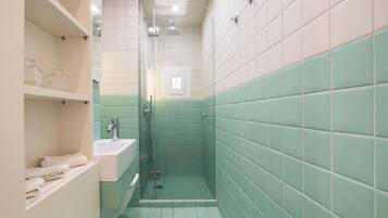 Dusche, Haartrockner, Handtücher, Seife