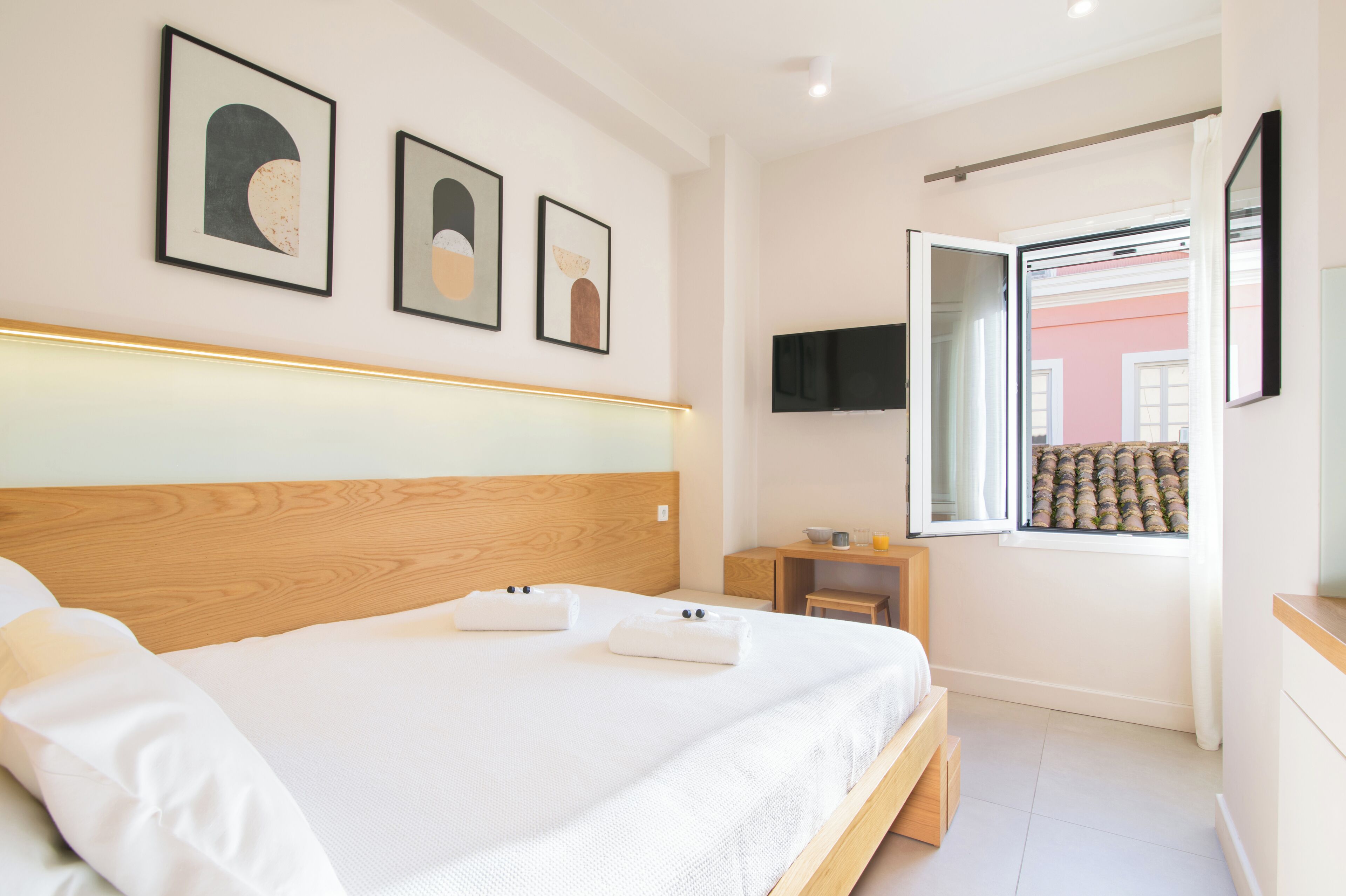 Iron/ironing board, WiFi, bed sheets