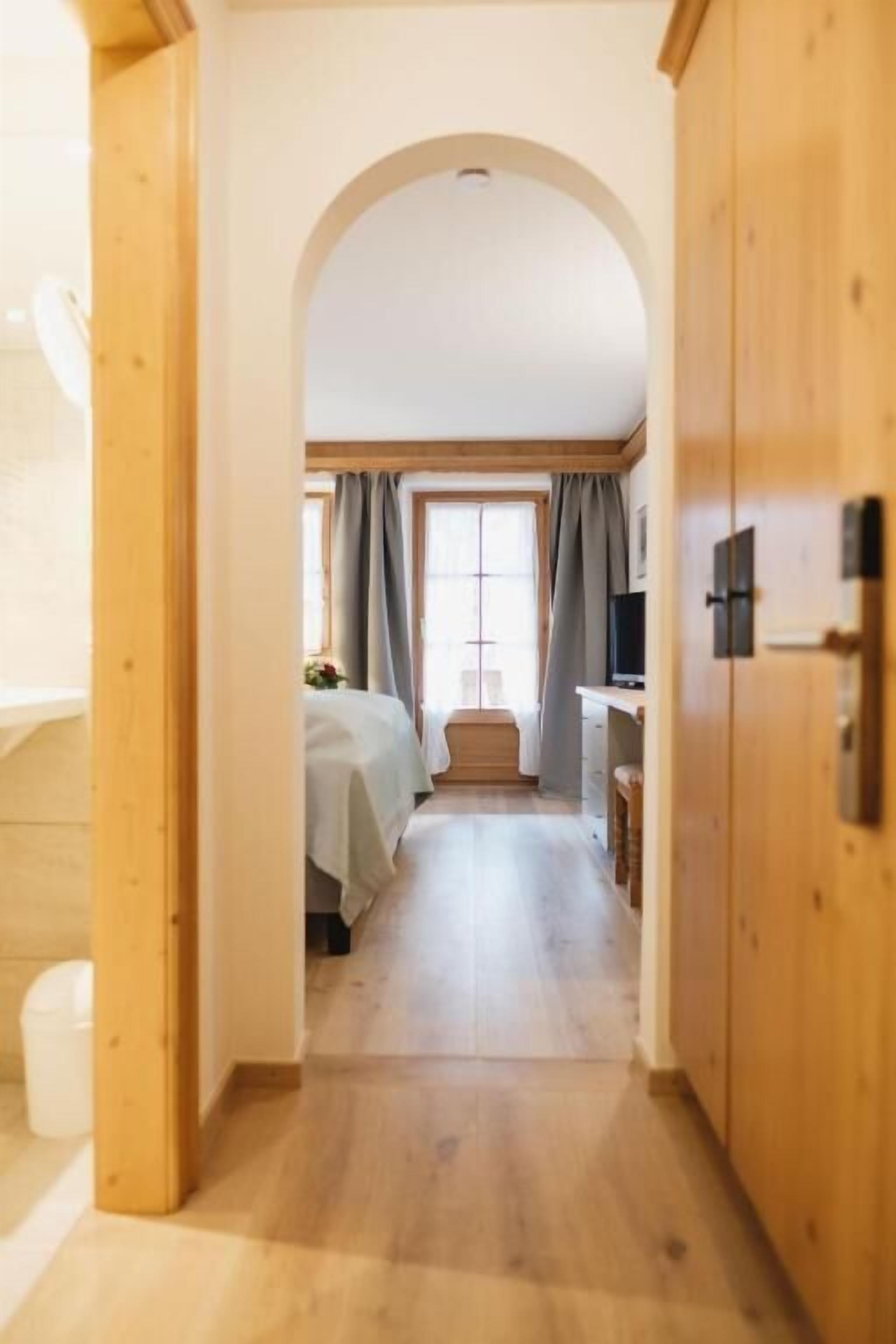 Tallelokero huoneessa, pimennysverhot, äänieristys, silitysrauta/-lauta