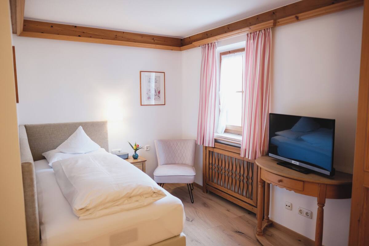 Single Room | Peti besi dalam bilik, langsir/tirai gelap terus, kalis bunyi 