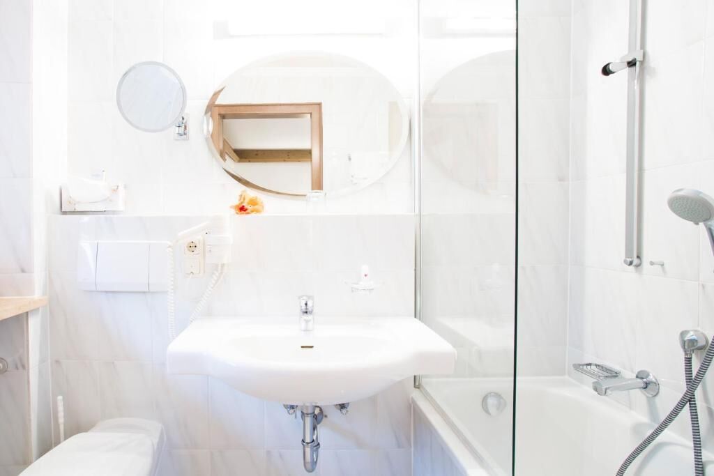 Einzelzimmer | Badezimmer | Badewanne, Haartrockner, Hausschuhe, Handtücher