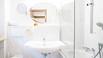 Einzelzimmer | Badezimmer | Badewanne, Haartrockner, Hausschuhe, Handtücher