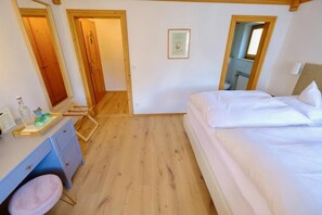 Kamar Double, pemandangan gunung | Brankas, tirai kedap cahaya, kedap suara, dan setrika/meja setrika